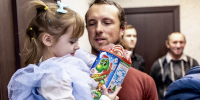 В Павловском Посаде поздравили семью, где живут 10 родственников из Курской области - Regions.Ru